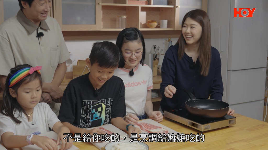 孫兒們用心為盧宛茵準備愛心料理,製作金菇肥牛卷。