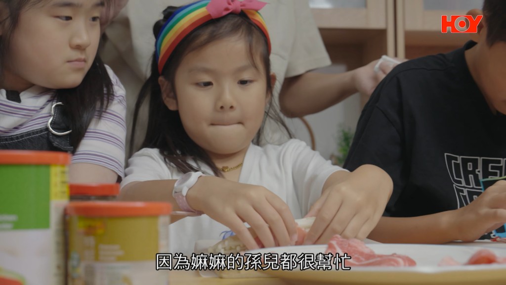 盧宛茵的孫女Agatha專注地為嫲嫲準備食物。