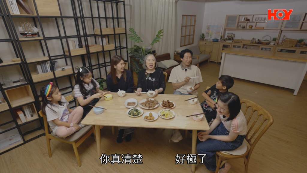 盧宛茵品嚐孫兒們親手做的餸菜,大讚好味,一家人樂也融融。