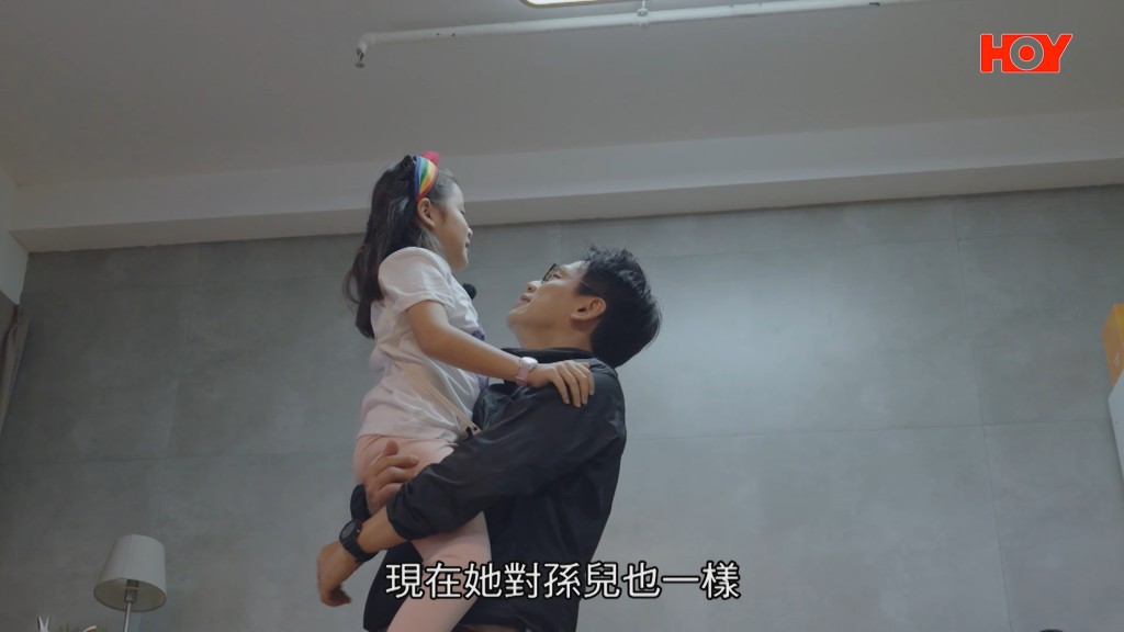盧宛茵的兒子Andrew抱起女兒,指媽媽對孫兒們同樣充滿愛。