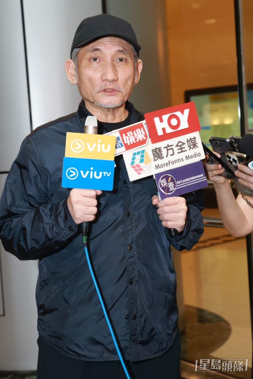 施南生前夫徐克會見傳媒。