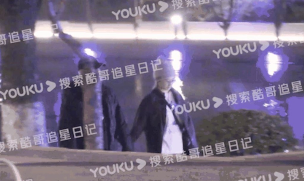 徐克2023年被拍到與女友拖手散步，女友疑似大肚。（微博圖片）