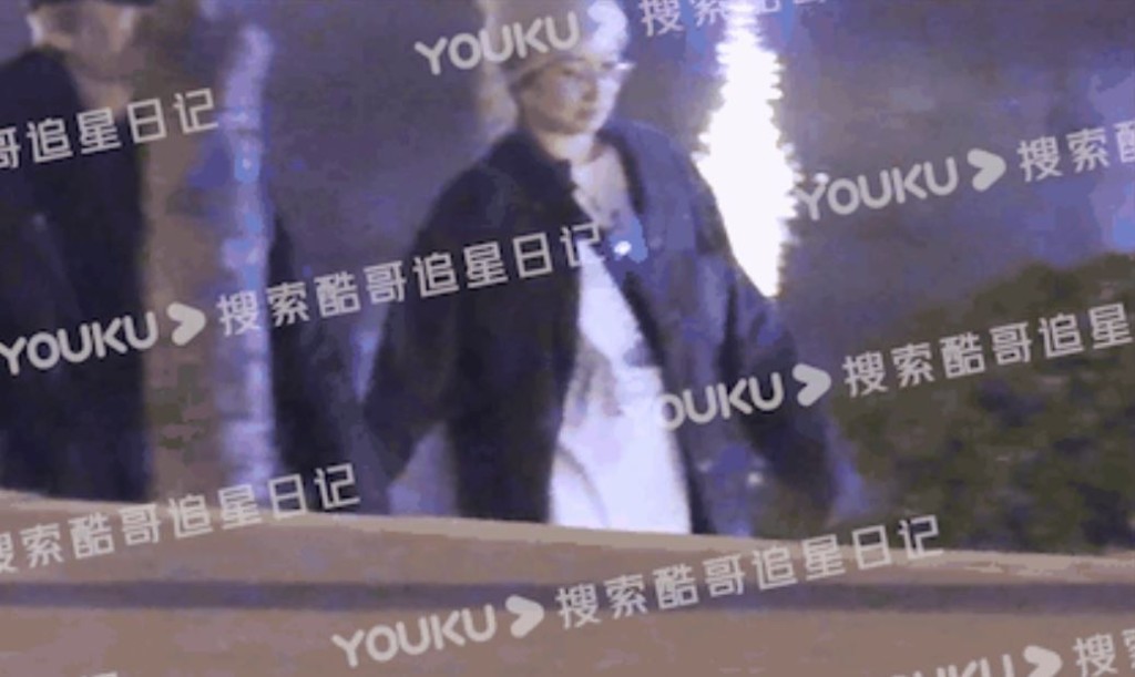 徐克與女友樂樂拖手行街。（微博圖片）