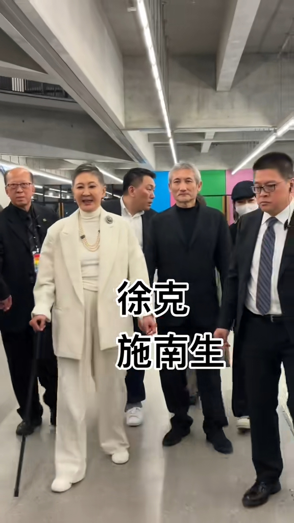 2024年網上流傳的影片，可見施南生步伐緩慢。