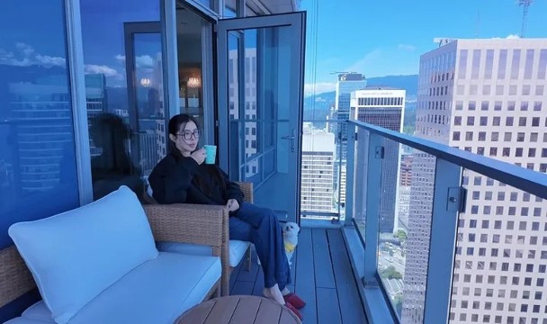 王祖賢坐在露台的藤椅上，迎著微風愜意歇息。