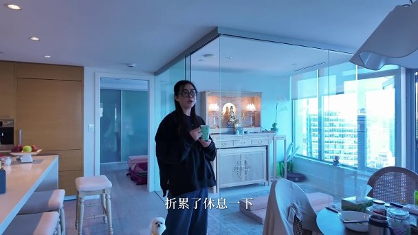 王祖賢身後的禮佛室，以落地玻璃打造。