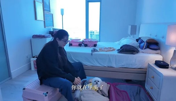 王祖賢出發前執行李，曝光睡房。