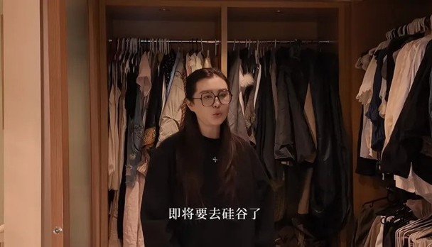 王祖賢的巨型衣帽間內掛滿各式服飾。