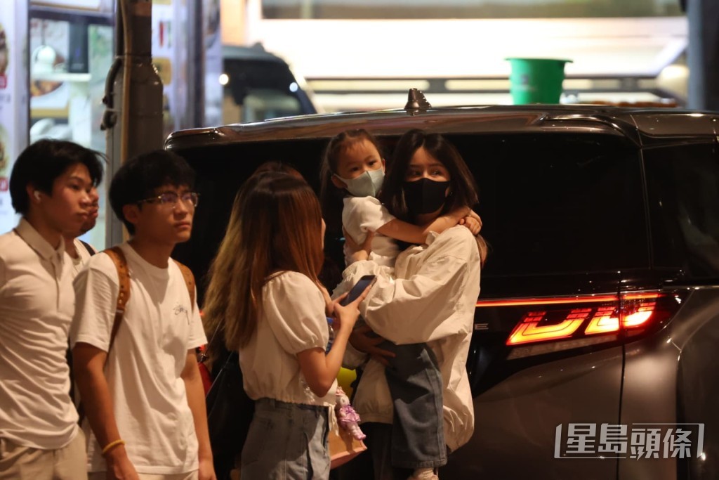 張馨月與女兒都戴上了口罩。