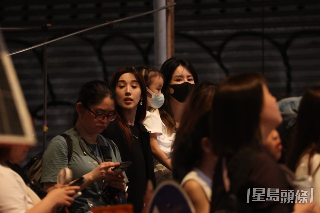 她們低調地混入路人之中。