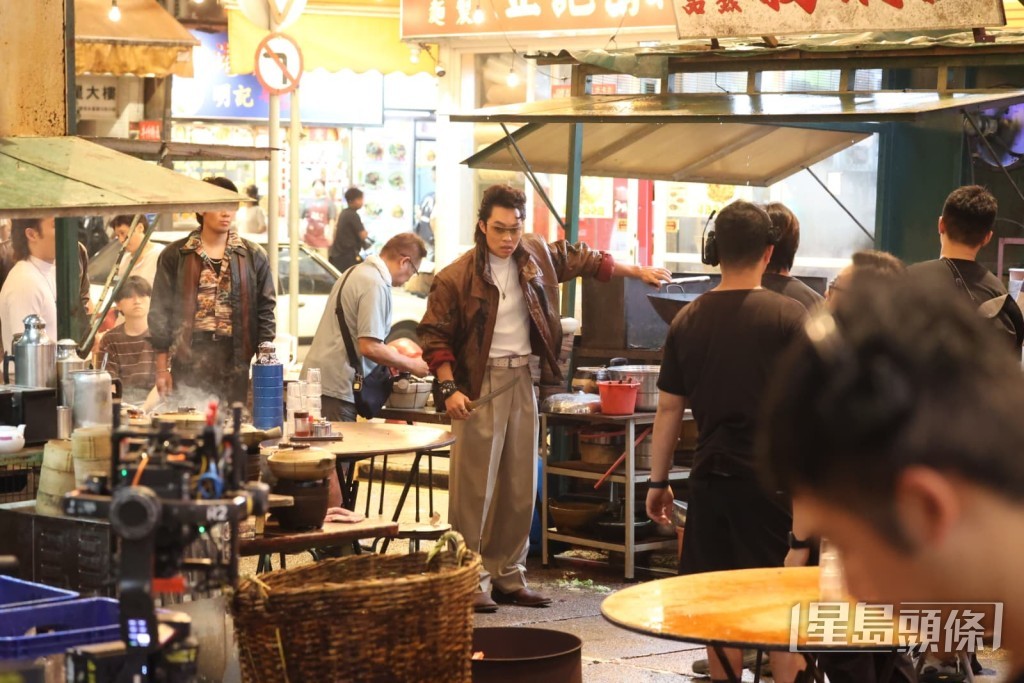 胡子彤手持刀具,準備與兄弟衝前。