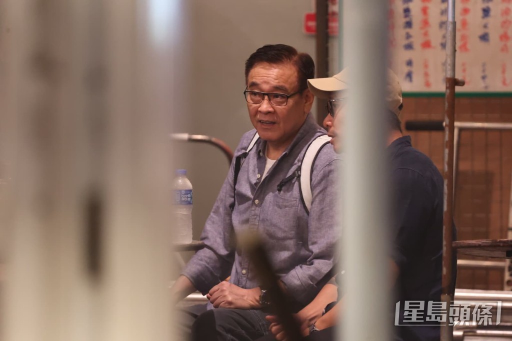 導演爾冬陞前來探班。
