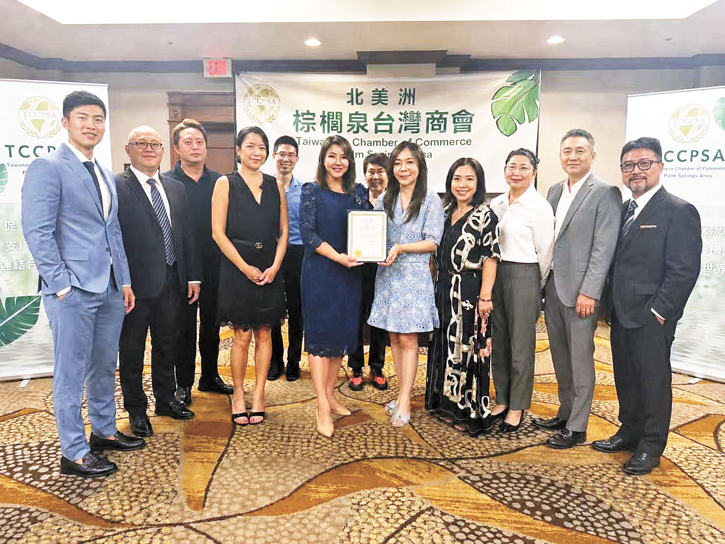 游蕙綾(前排左4)正式交接會務予徐瑾與新任理事團隊大合照。 商會提供