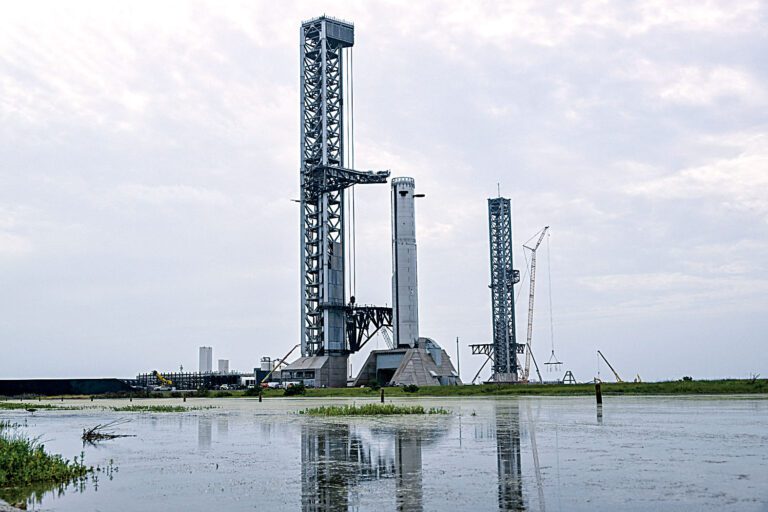 SpaceX星艦飛船和超重型V3助推器20號矗立在發射台上。路透社