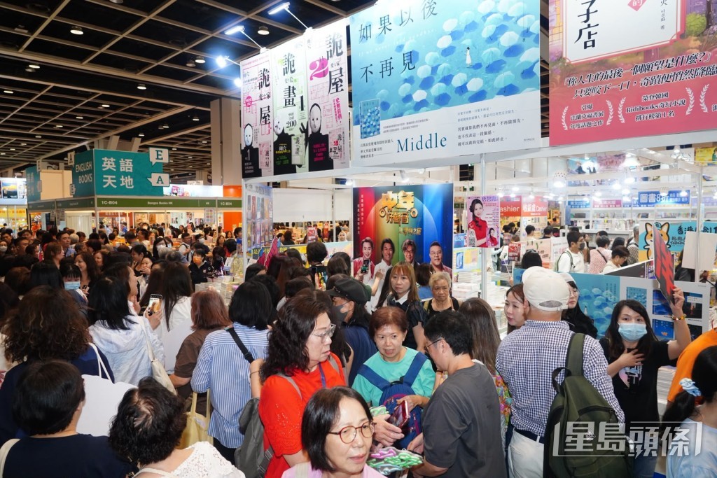 簽名會現場氣氛熱鬧。