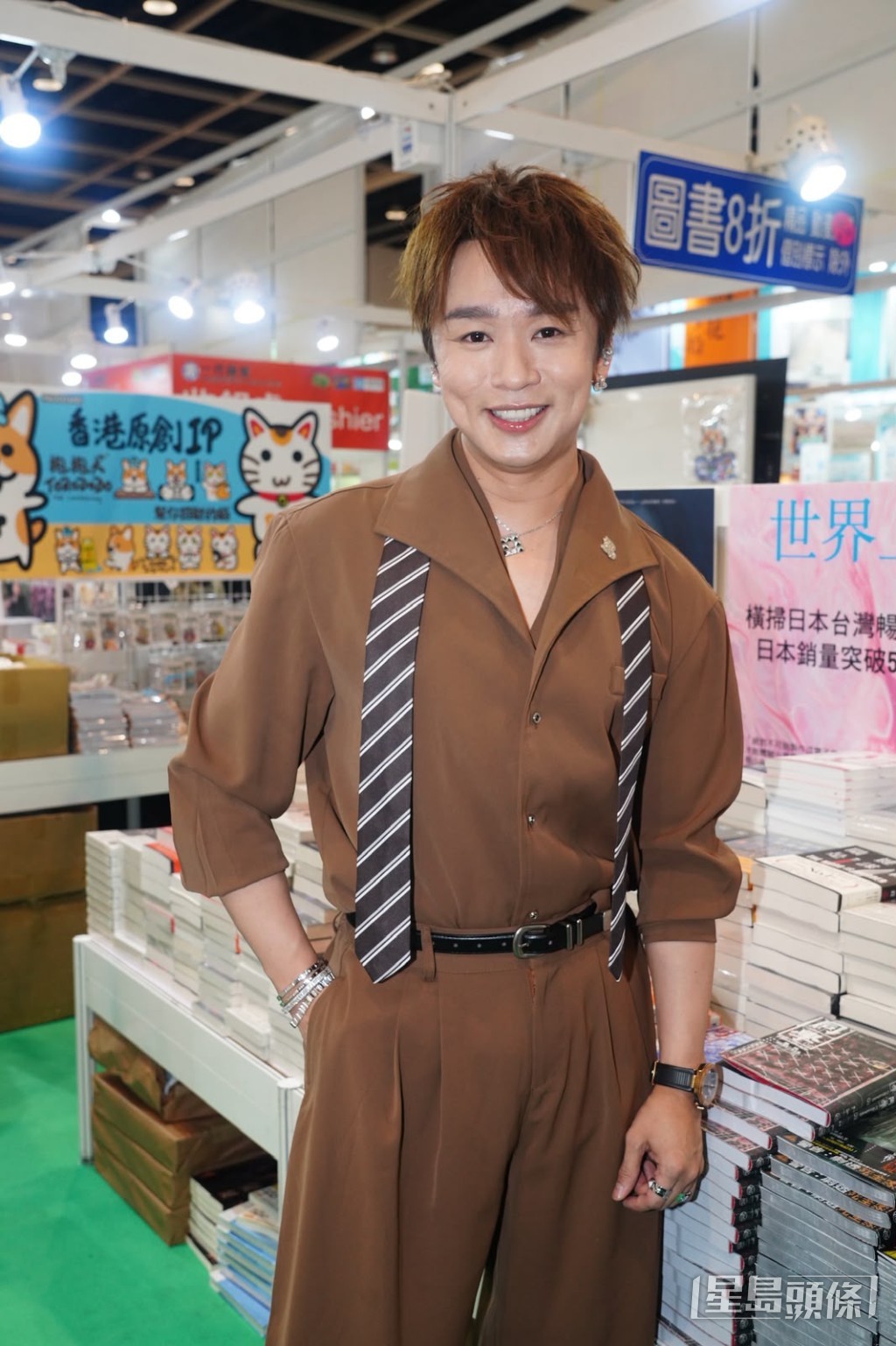 王鄭浚仁主動提出留下,為超出限量的粉絲簽名。