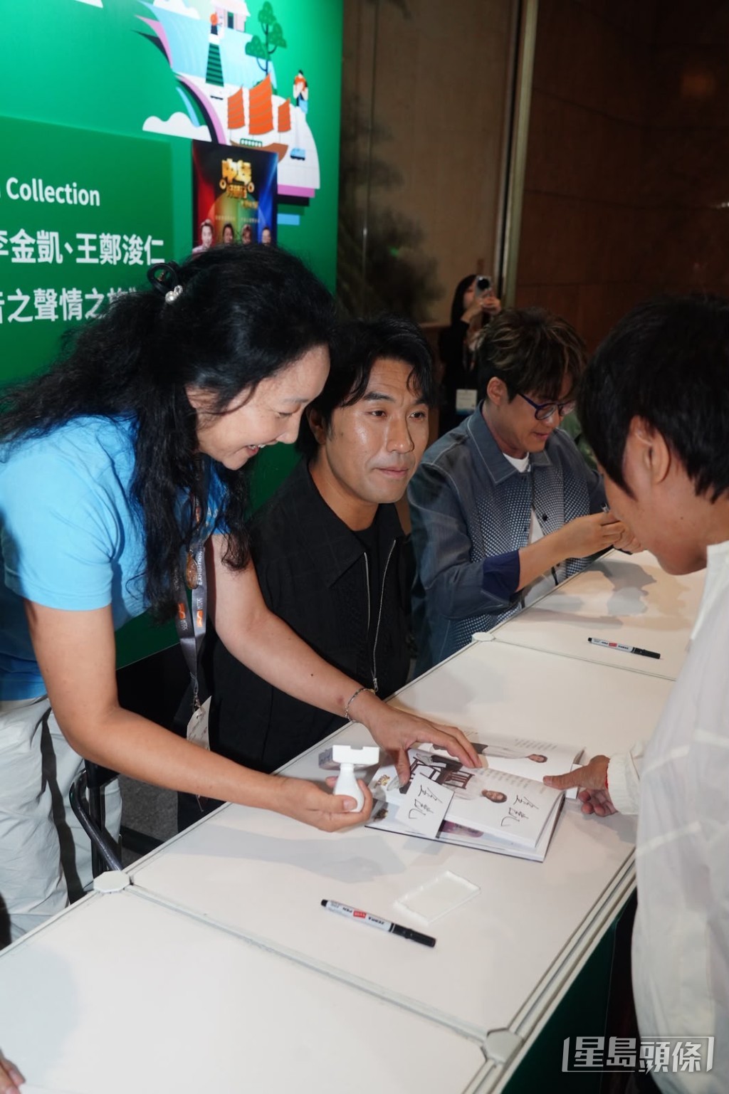 李金凱的簽名由胞姊代勞,用印章蓋在書中。