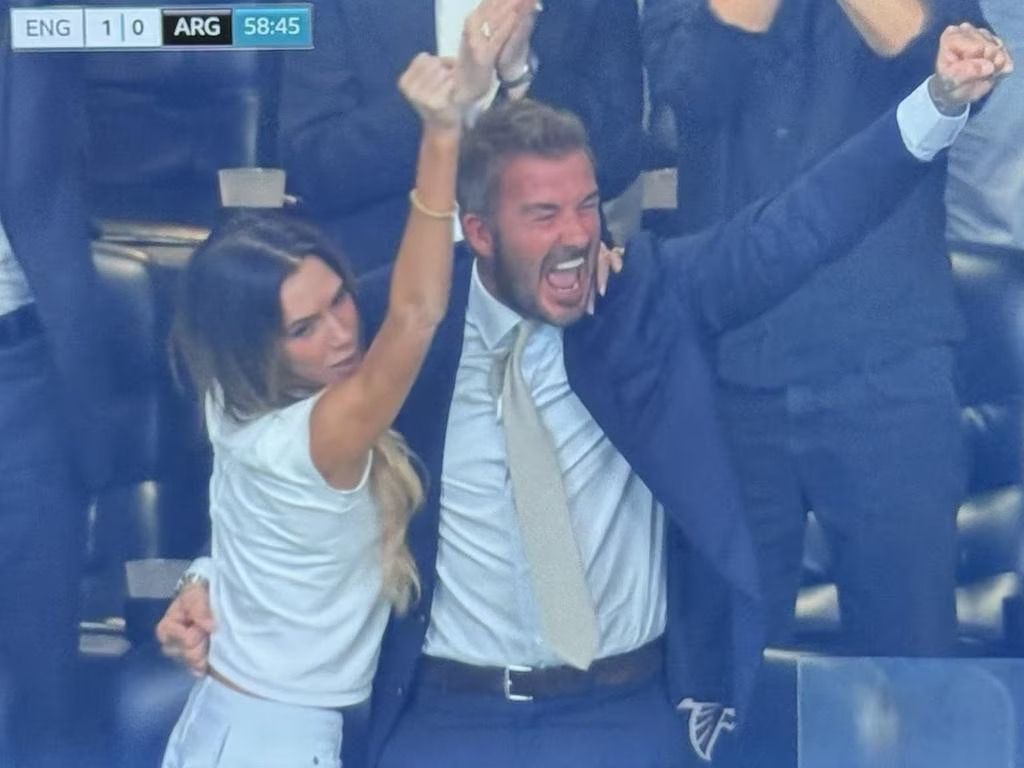 英格蘭入球一刻,Victoria Beckham興奮歡呼。
