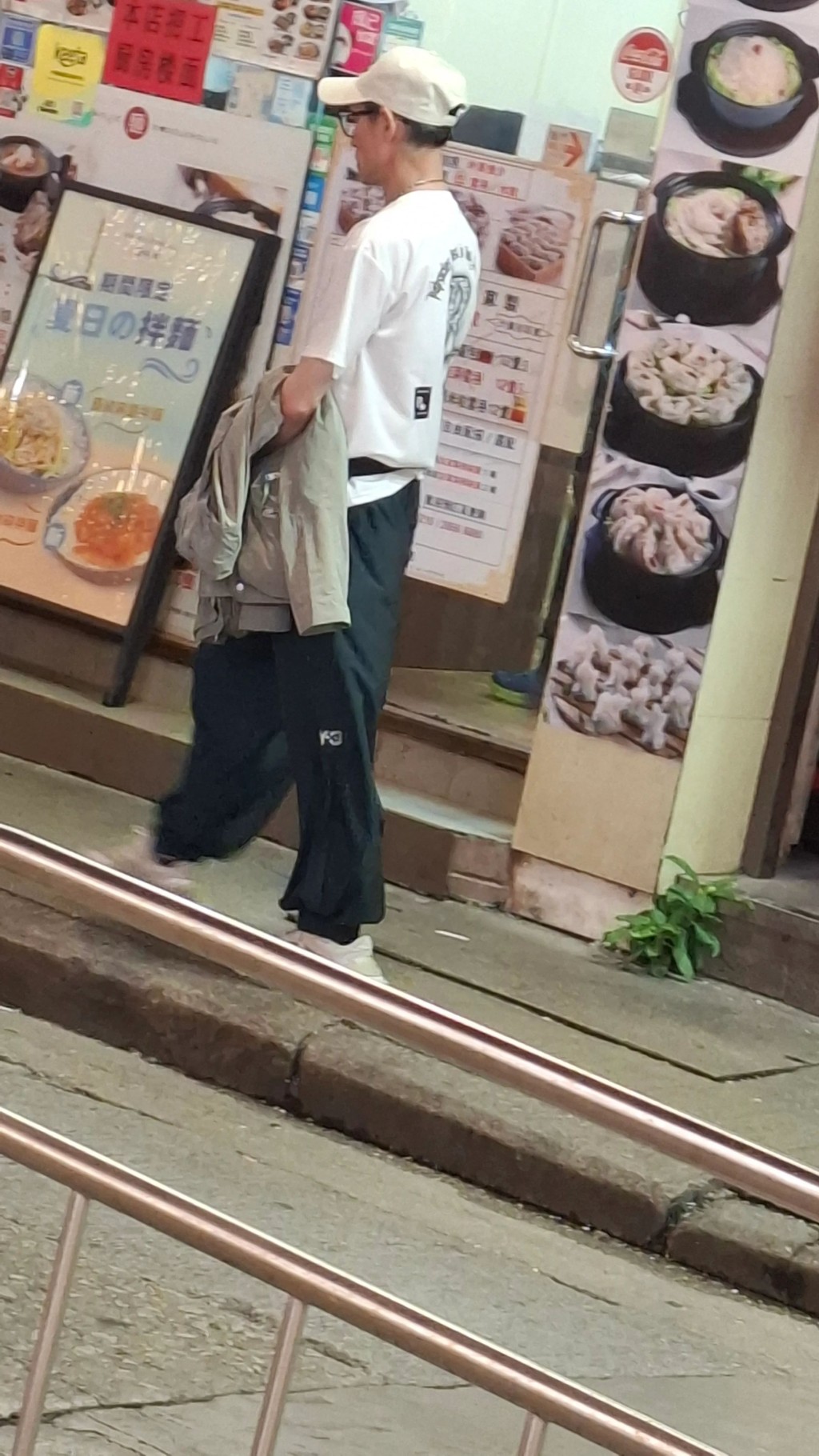 海俊傑當時雖然衣著寬鬆，但仍難掩單薄的身形。