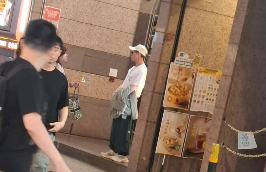 海俊傑獨自站在街邊，看起來略顯憔悴。