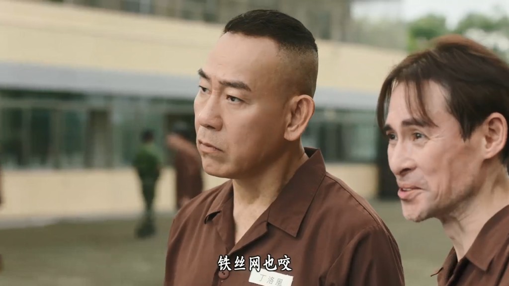 海俊傑身形消瘦，眼紋及頸紋明顯。