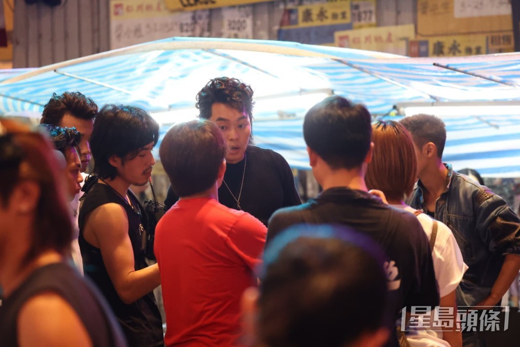 谷垣健治上前指導,講解如何改進。