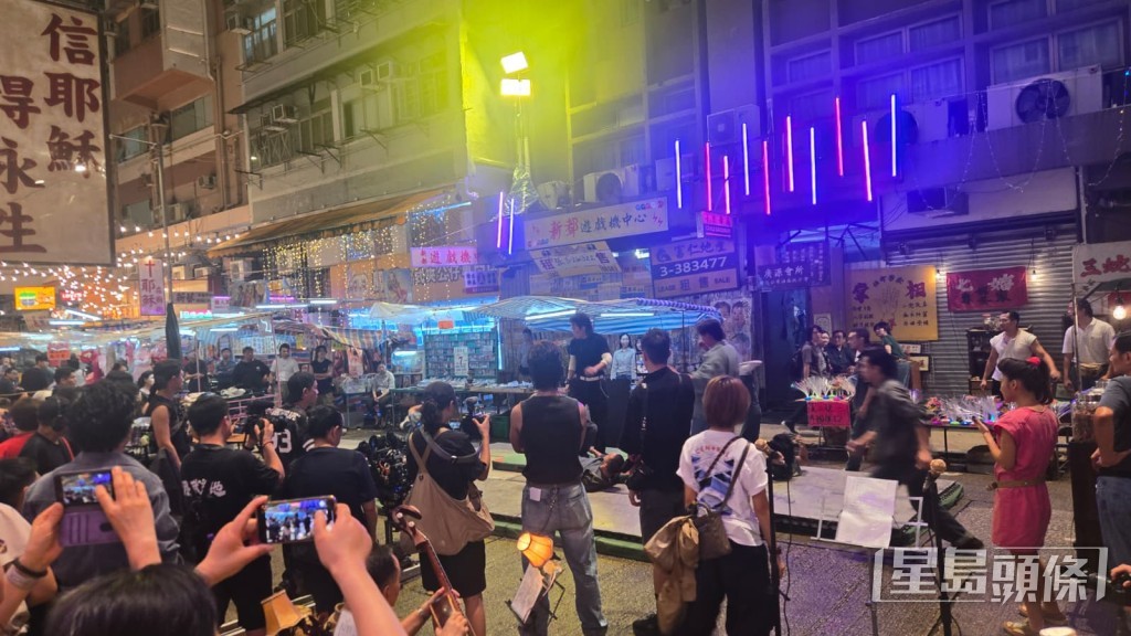 拍攝現場吸引不少路人駐足觀看。