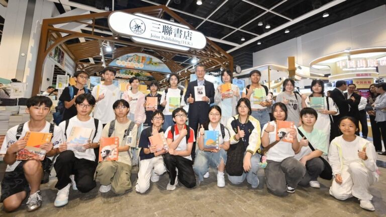 陳茂波書展與學生交流 鼓勵擁抱AI並介紹治國理政著作