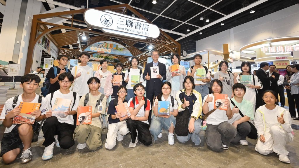 陳茂波書展與學生交流 鼓勵擁抱AI並介紹治國理政著作