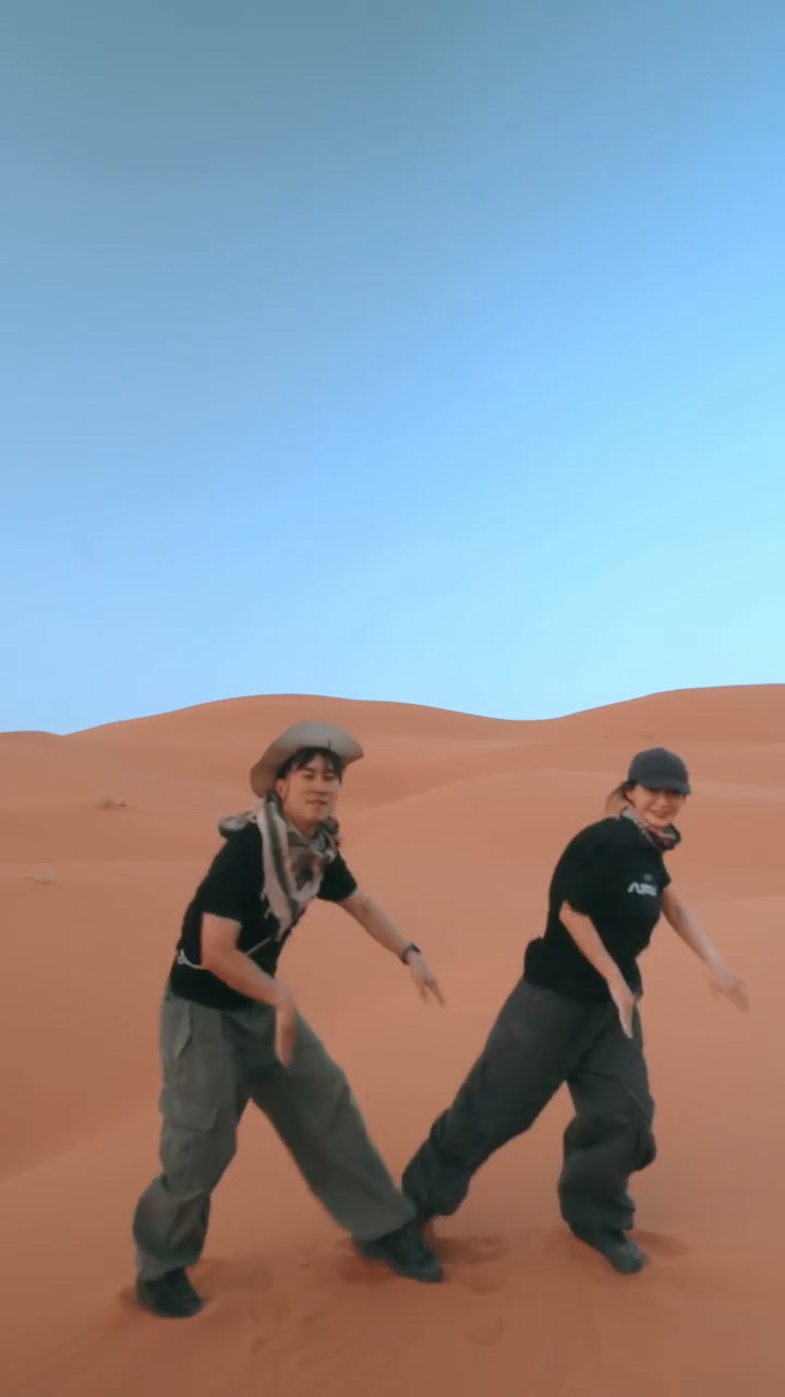 他們亦到訪了沙漠景點。