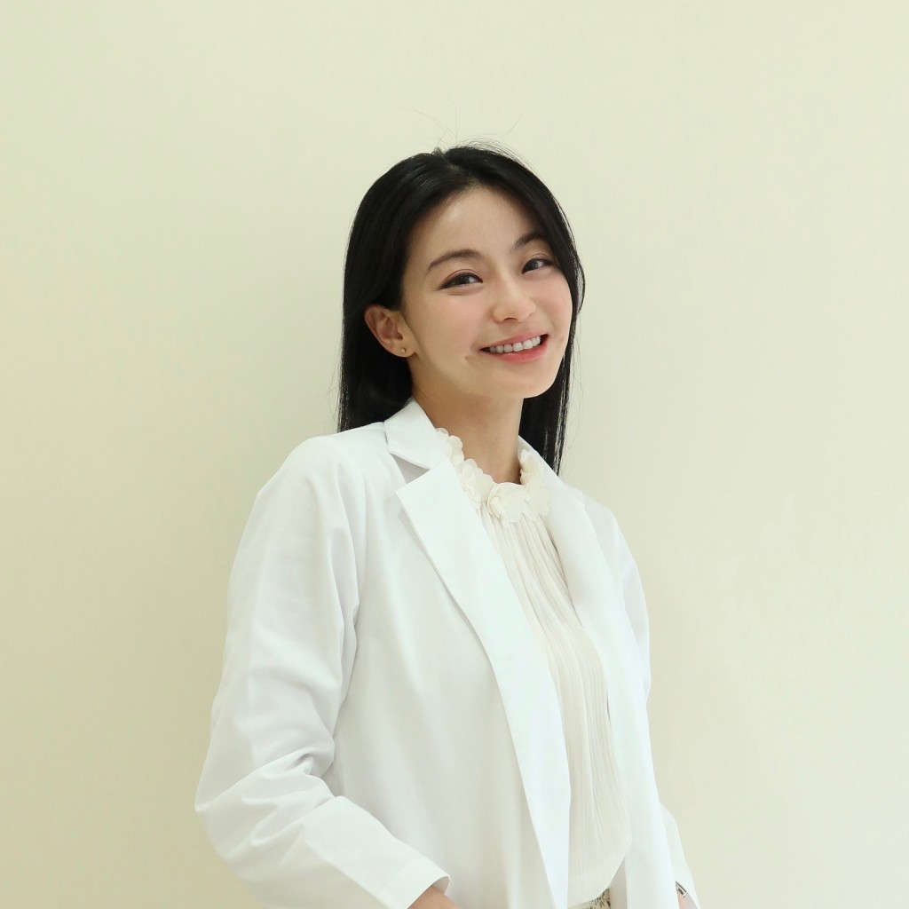 她亦曾任職於醫美中心。