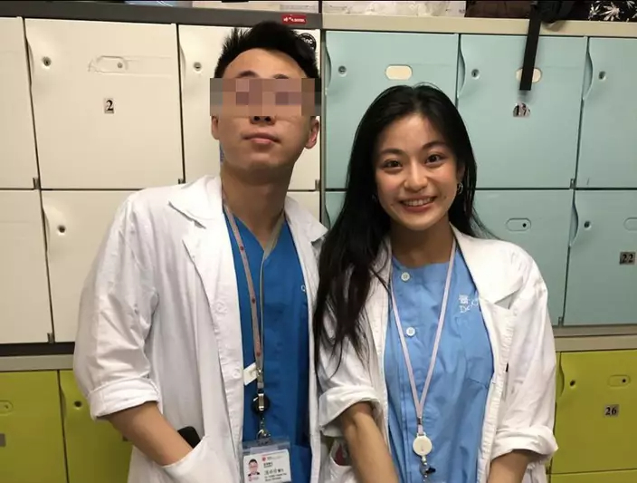出道前,她曾在屯門醫院急症室工作約兩個月。