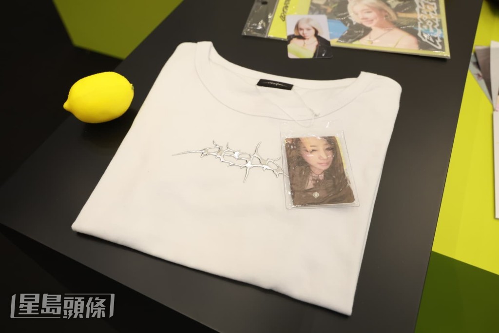 穿上印有偶像圖案的服飾。