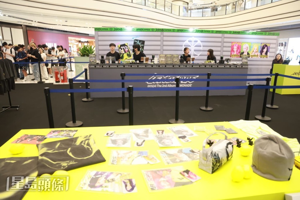 店內發售一系列官方周邊及香港獨家限定商品。