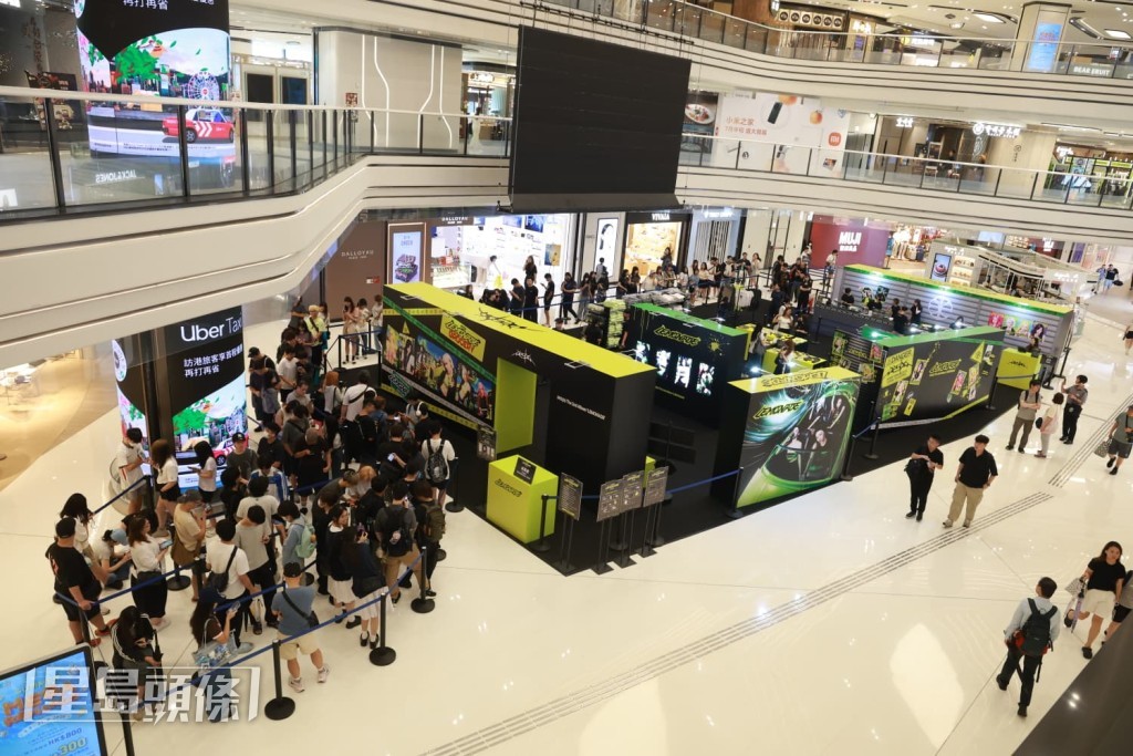 限定店吸引粉絲到場排隊。