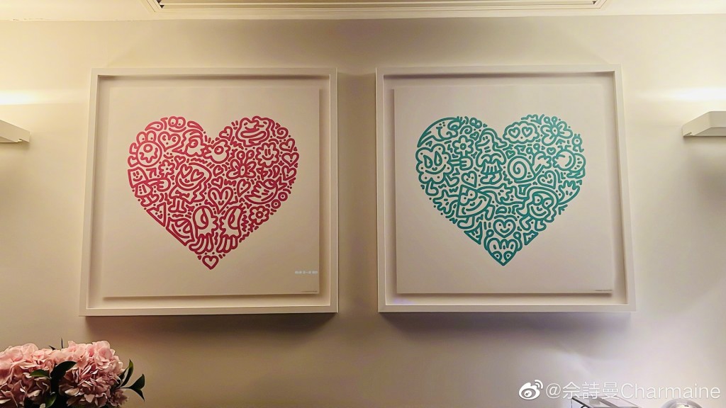 客廳牆上掛有兩幅心形畫作。