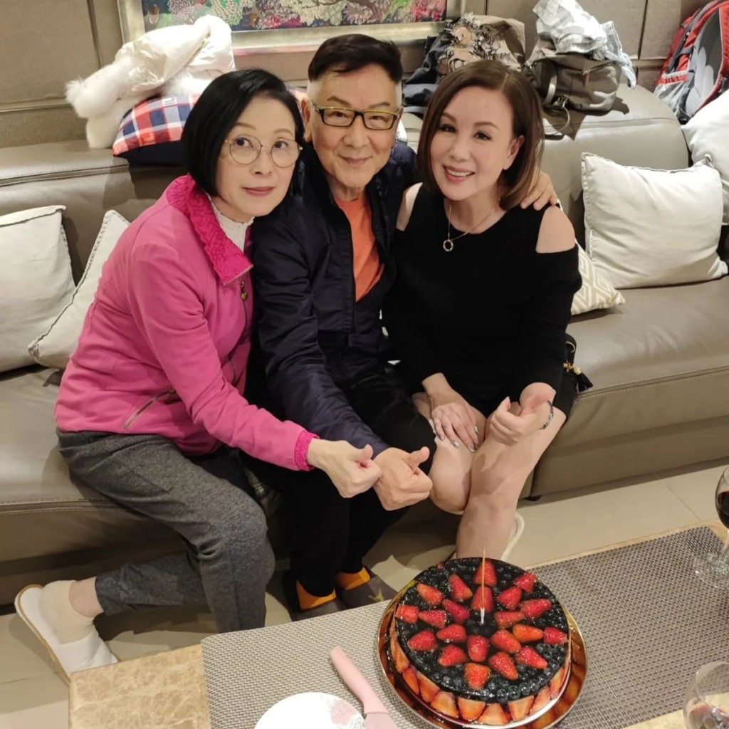 文雪兒(右)順道在聚會中慶祝生日。