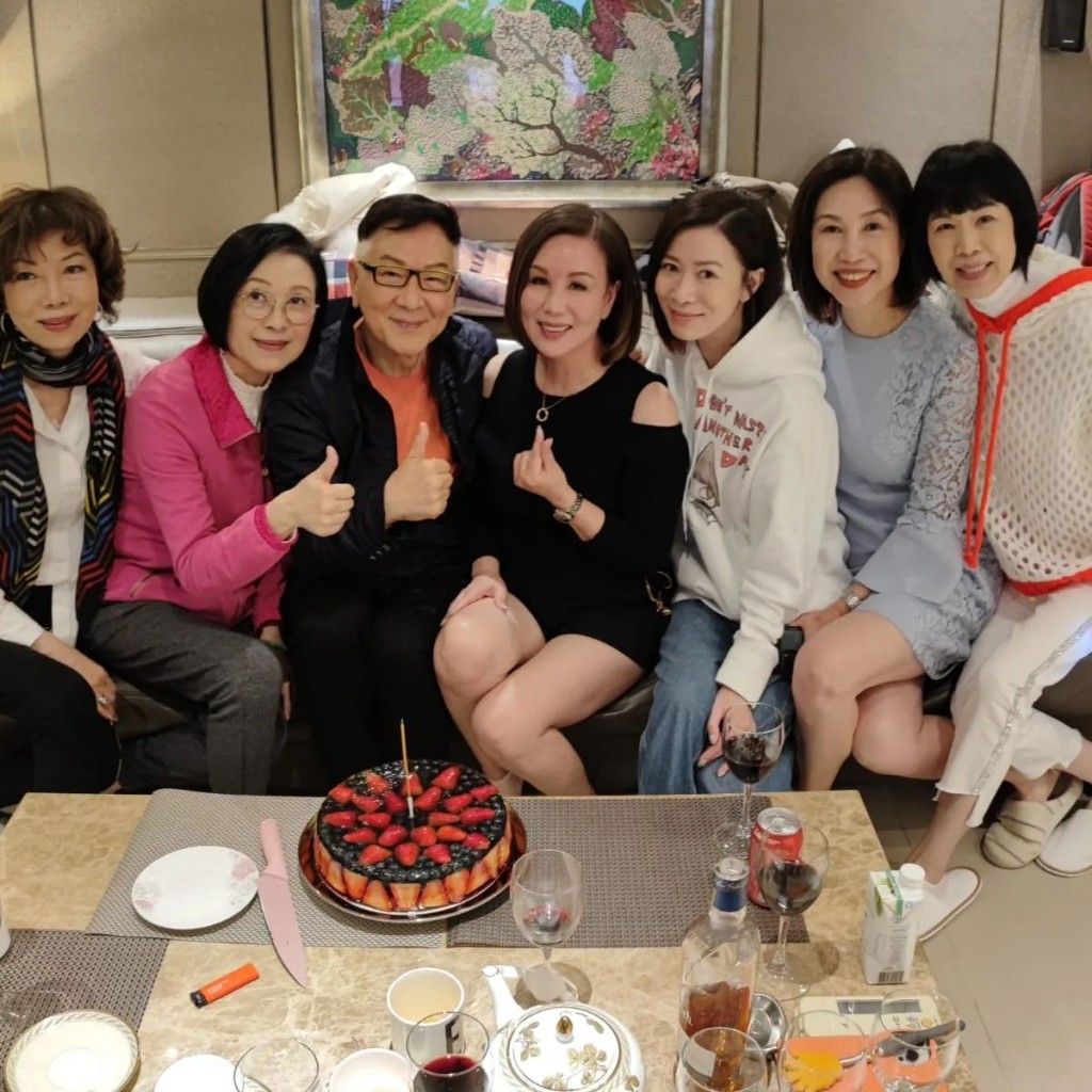 佘詩曼(右三)代母親招待一眾圈中前輩。