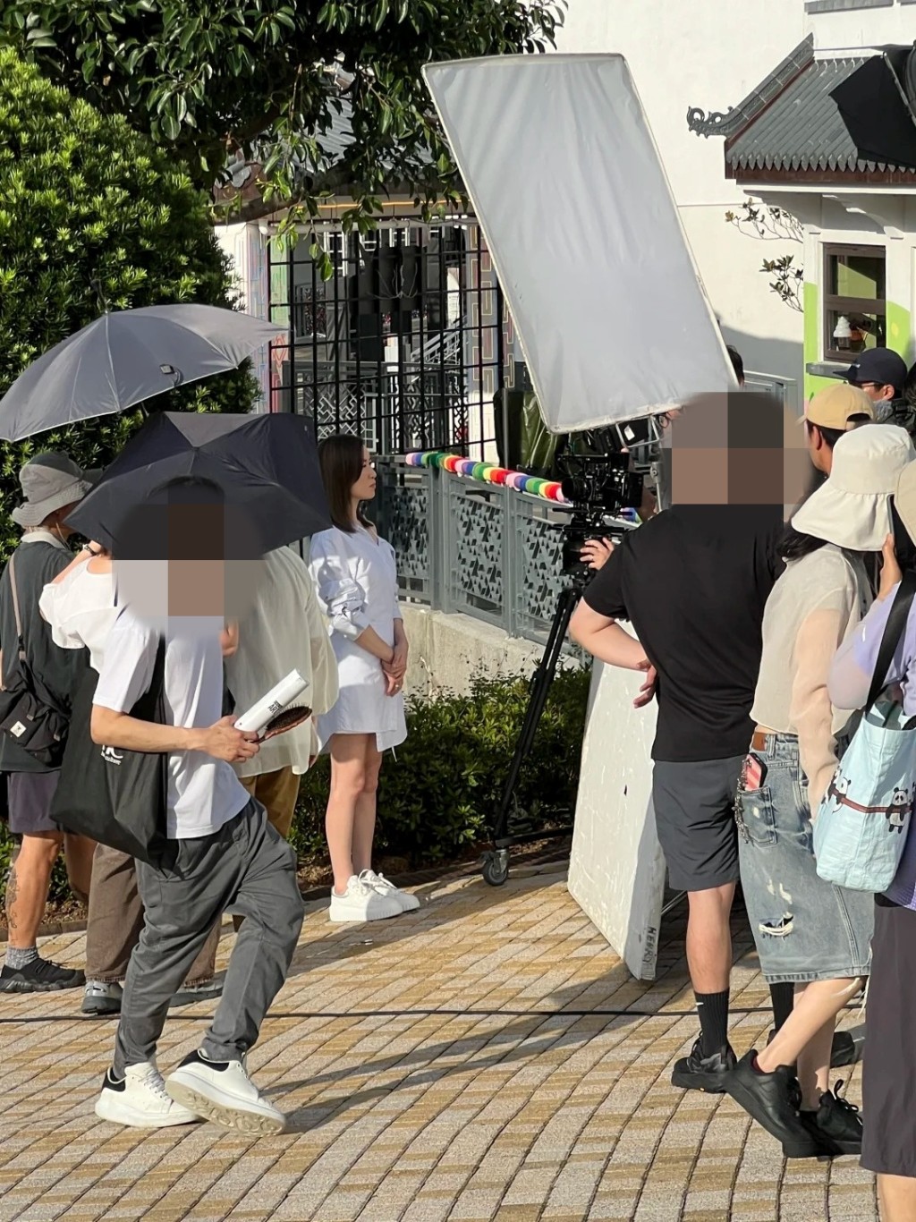 佘詩曼在烈日下拍攝,狀態依然十足。