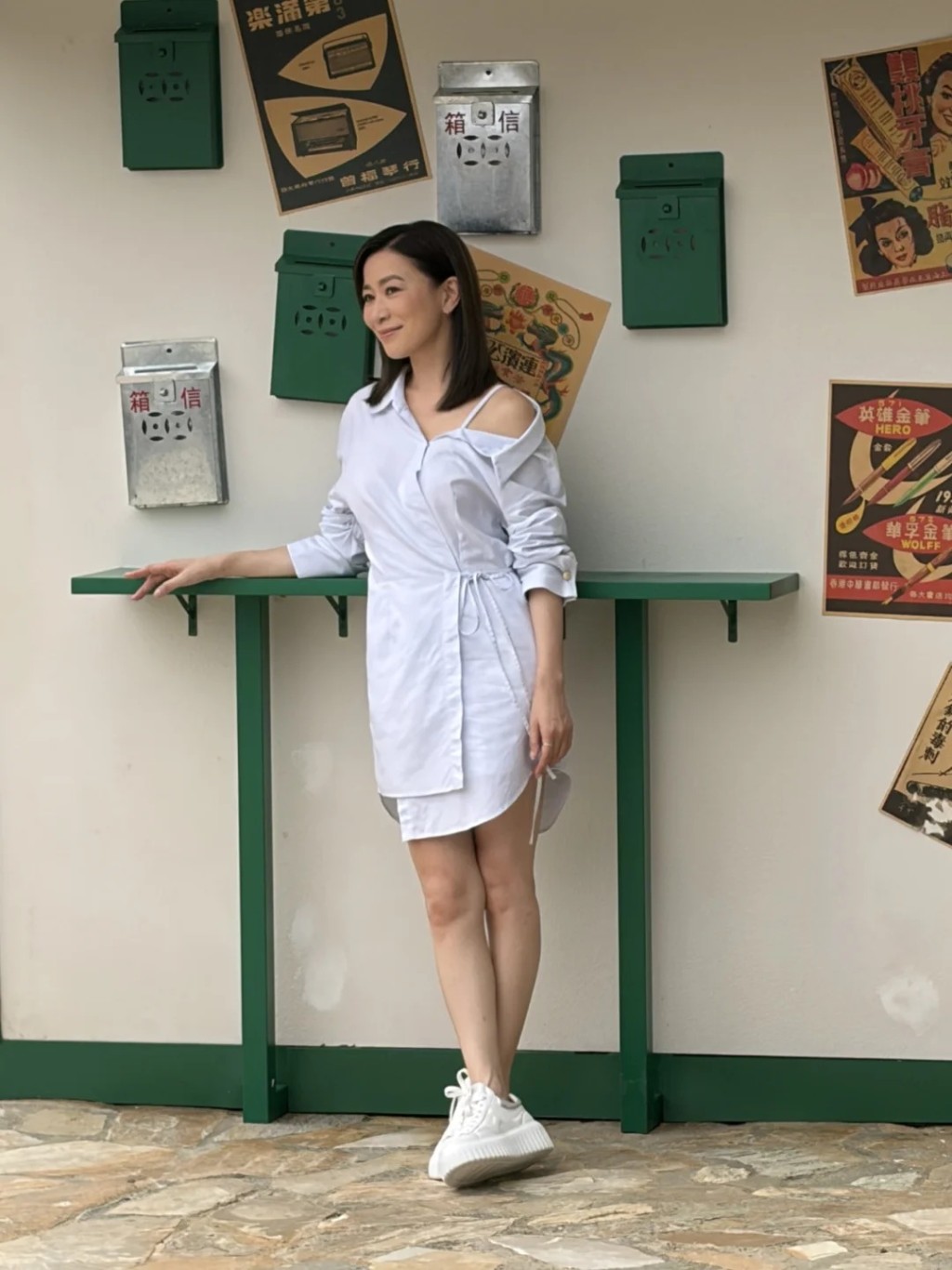 佘詩曼當日的打扮簡約優雅,展示了香肩與美腿。