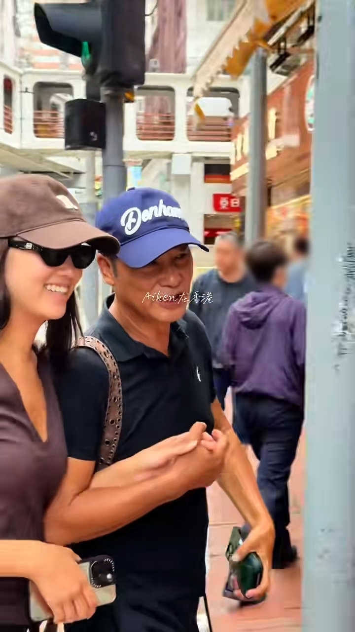 任達華與女兒邊走邊聊天。