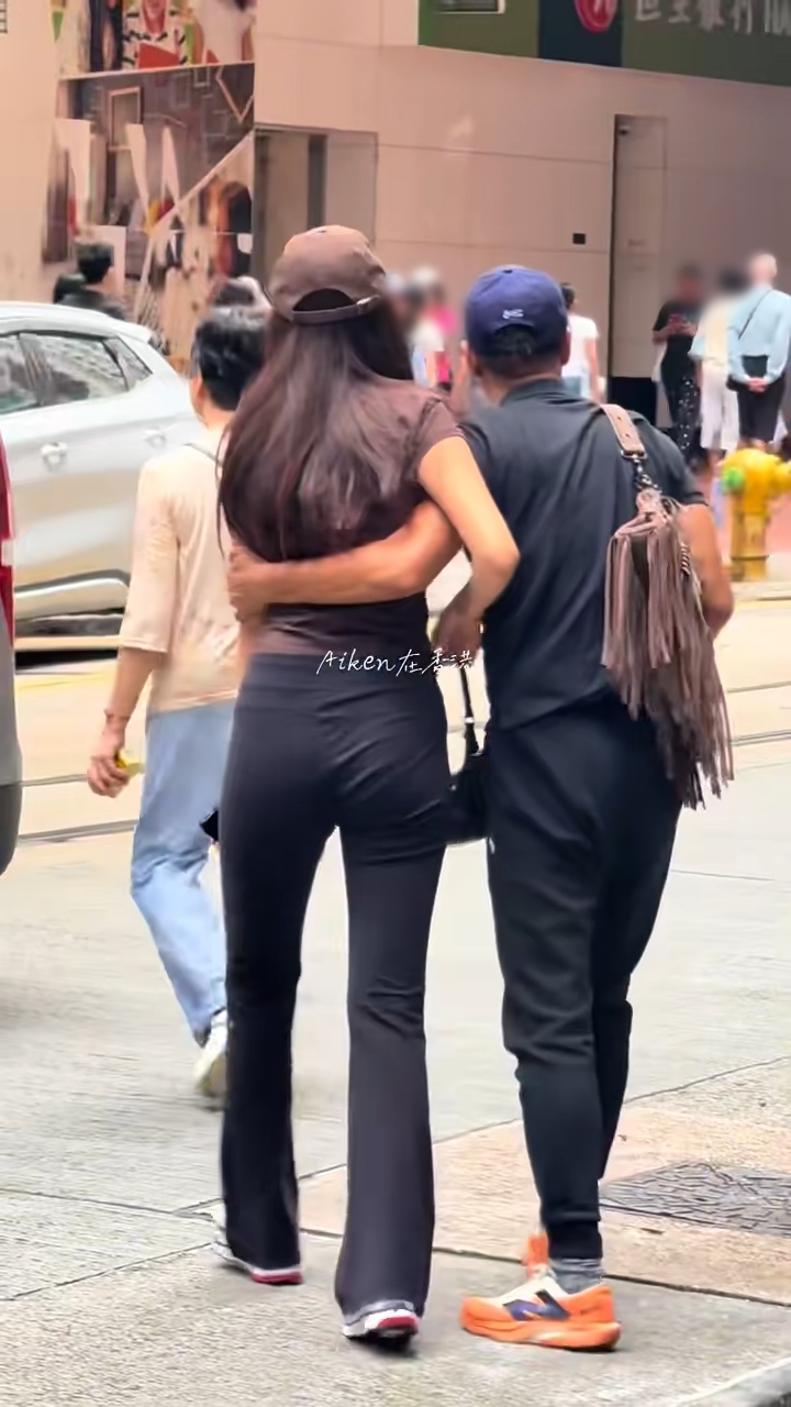 任達華在街上攬着女兒任晴佳,父女感情羨煞旁人。