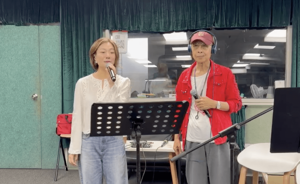 龍婷珍惜機會,近距離向棠哥學習演唱技巧。