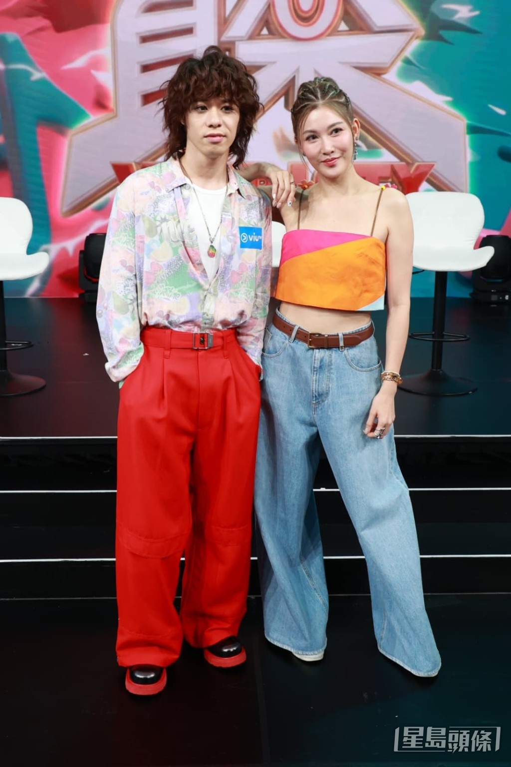 Rain曾現場欣賞Mike演出,大讚他唱得好兼身材好,是合格的小鮮肉。