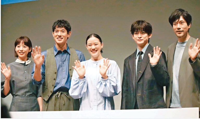 蒼井優（中）與松山研一（右一）第5度合作，但首度演夫妻。