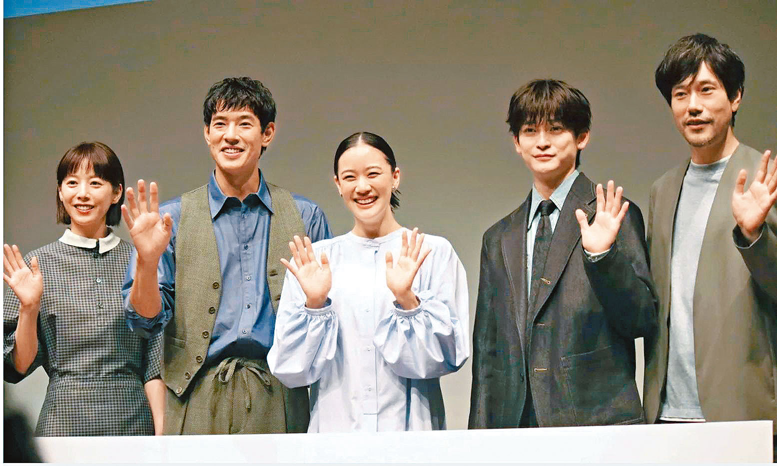 蒼井優（中）與松山研一（右一）第5度合作，但首度演夫妻。
