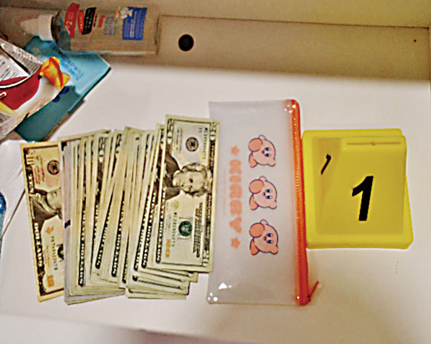 警方在布萊頓一公寓發現的現金等證據。