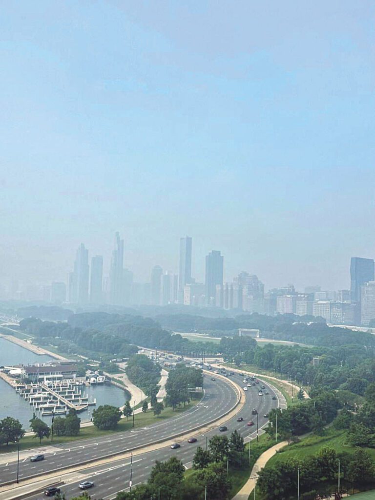 自7月16日凌晨，加拿大山火引發霧霾籠罩著大芝加哥地區，密芝根湖畔的高樓若隱若現的，遠觀猶如在仙境，但出外卻聞到一股煙熏味道。 梁敏育攝
