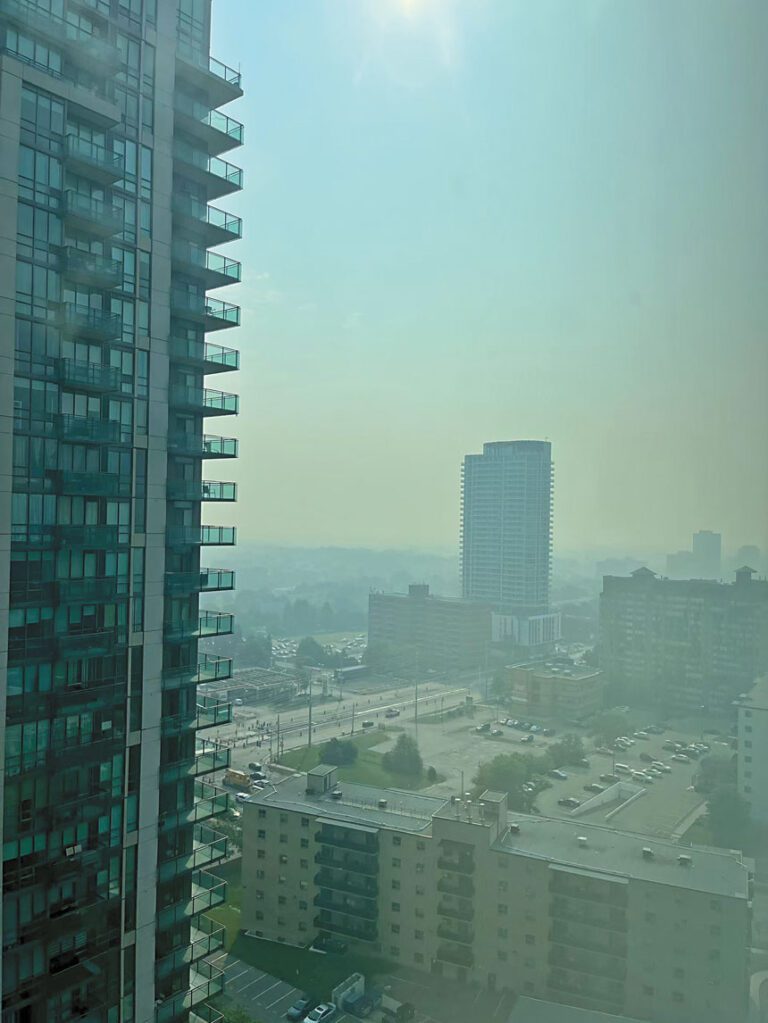 受加拿大山火影響，紐約多地被煙霾籠罩。紐約市的空氣品質指數已達到「不健康（紅色）」等級。