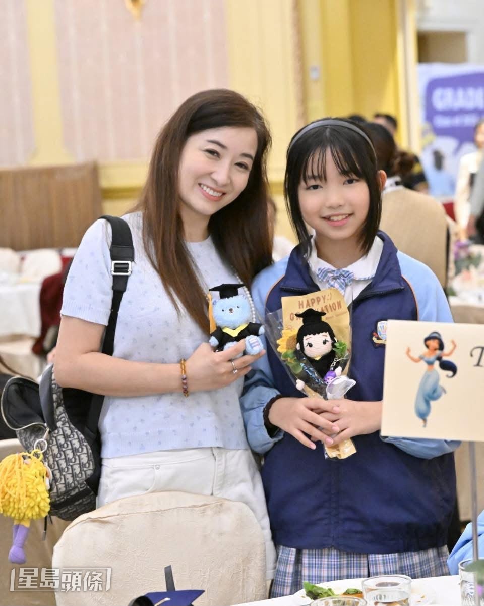 張頴康與麥雅緻在校園各處與女兒合影留念。